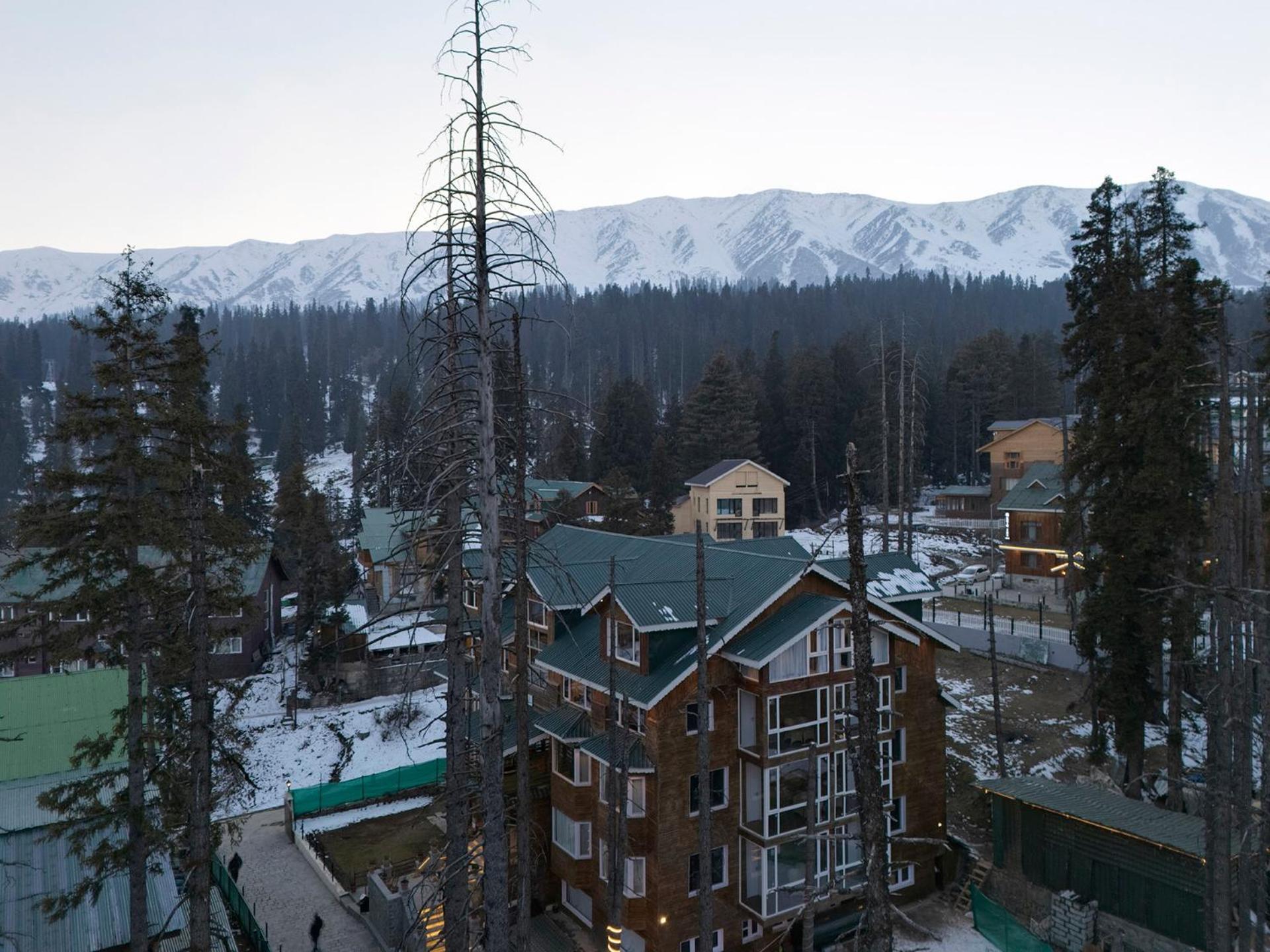 Hotel Pine Spring Gulmarg Exterior photo